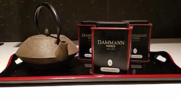 Een haardroger, handdoeken, zeep, toiletpapier