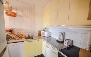 冷蔵庫、電子レンジ、オーブン、コンロ