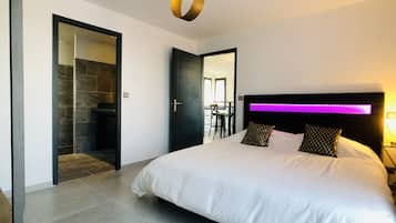 1 habitación, tabla de planchar con plancha, wifi gratis y ropa de cama