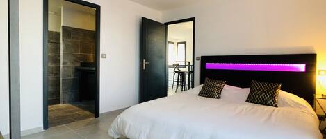 1 slaapkamer, een strijkplank/strijkijzer, gratis wifi, beddengoed