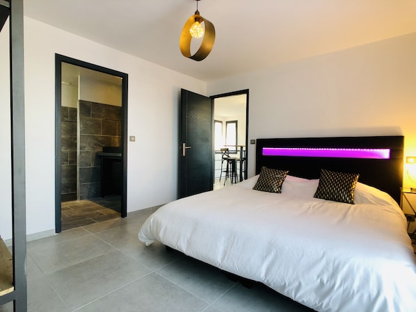 1 chambre, fer et planche à repasser, Wi-Fi gratuit, draps fournis