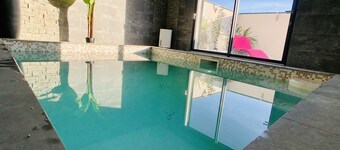 Piscine intérieure à remous chauffée, que pour 2 personnes.