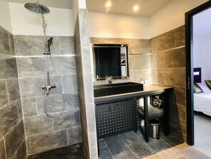 Douche, sĂšche-cheveux, serviettes fournies, papier toilette