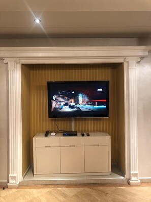 Departamento, 3 habitaciones | Televisión