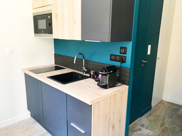 Fridge, microwave, stovetop, coffee/tea maker