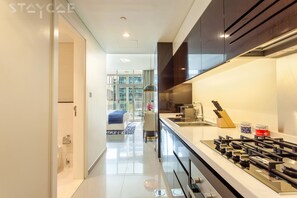 Studio Deluks | Dapur pribadi | Lemari es, microwave, oven, dan kompor