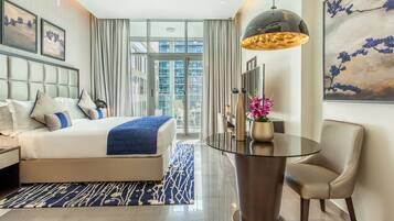 Studio Deluxe | Ameublement unique, bureau, fer et planche à repasser