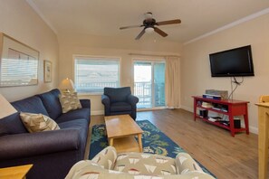 Smart-TV, Tischfußball, Bücher