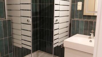 Dusche, Haartrockner, Handtücher, Seife