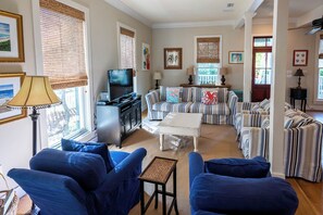 Smart TV, books - 30% Off~"Tupelo Honey"~DogFriendly~HeatedPool~Walk to Beach/Seaside~BeachGear (Santa Rosa Beach)