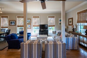 Smart TV, books - SALE~"Tupelo Honey"~Pet Friendly~Heated Pool~Walk to Beach, Seaside~Bch Gear (Santa Rosa Beach)
