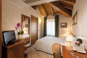 Quarto casal, vista parcial para o lago | Roupas de cama premium, frigobar, escrivaninha