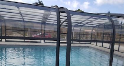 Cabaña de 2 dormitorios en dominio con piscina cubierta climatizada