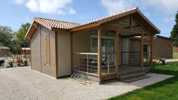Un petit bâtiment d’un seul étage, doté d’un porche couvert et d’une allée en gravier.