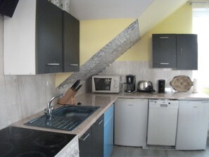 Kühlschrank, Mikrowelle, Ofen, Herdplatte