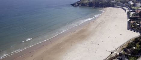 Ligstoelen aan het strand