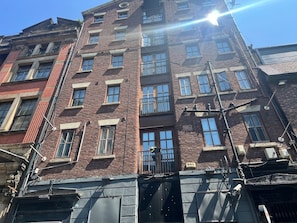 A multi-story brick building with multiple windows and balconies. - Mathew Street Penthouse 2 bed sleeps 4 (Liverpool)