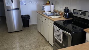 KĂŒhlschrank, Mikrowelle, Ofen, Herdplatte