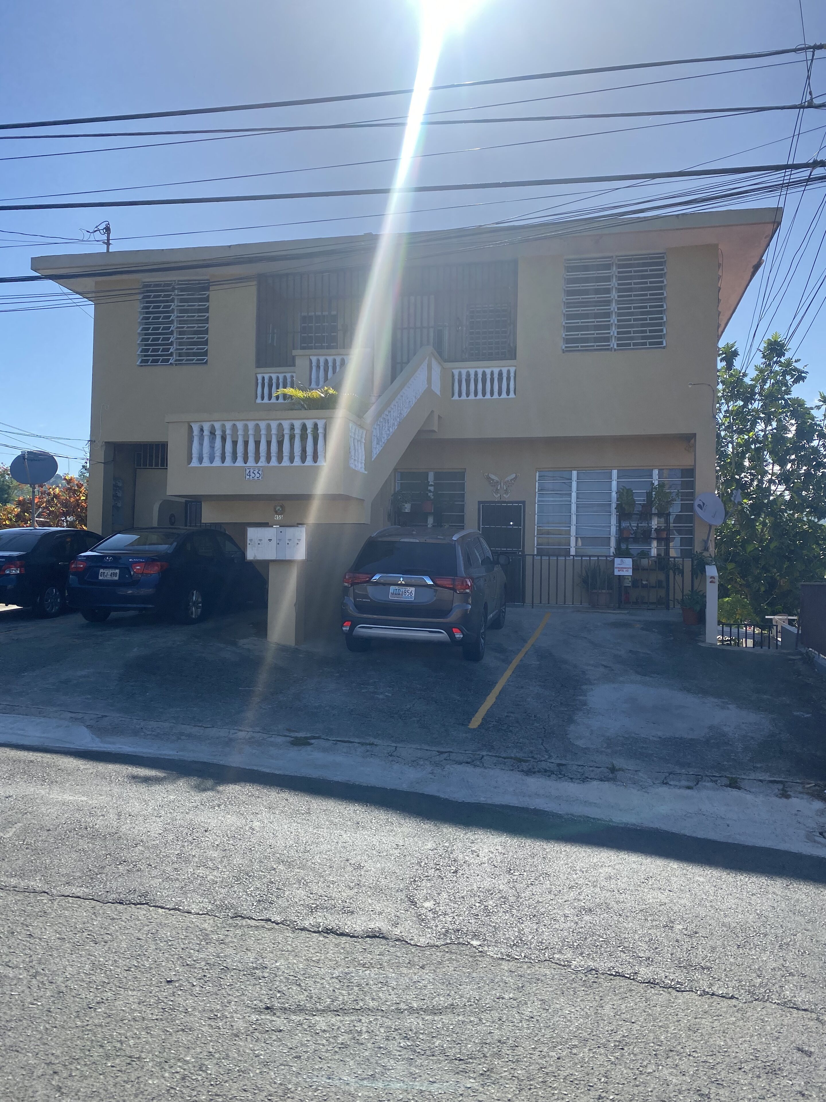 Apartamento localizado en el segundo piso. Estacionamiento disponible.