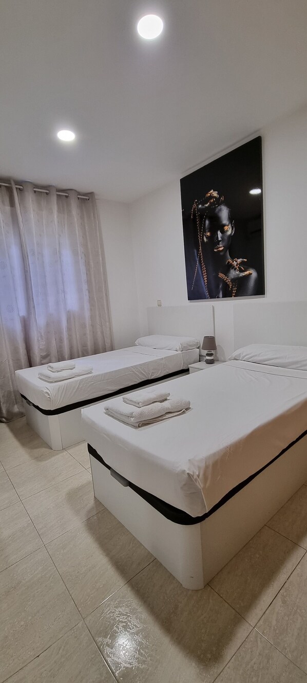 2 bedrooms, iron/ironing board, bed sheets, wheelchair access