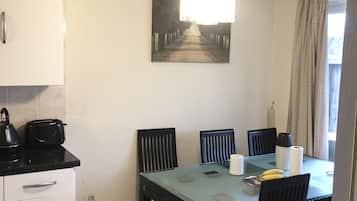 Sarapan Ala Inggris setiap hari (GBP 6.00 per orang)