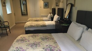 Triple Room | Desk, iron/ironing board, WiFi (free), individually decorated - Red Setter Town House B&B (Carlow)