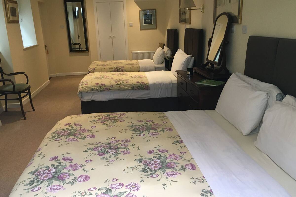 Kamar Triple | Meja kerja, setrika/meja setrika, dan Wi-Fi gratis