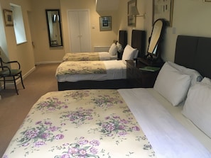 Habitación triple | Decoración individual, mobiliario individual, escritorio