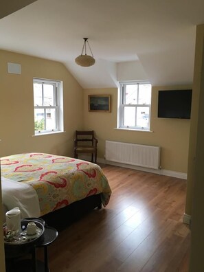 Individually decorated, individually furnished, desk, iron/ironing board - Red Setter Town House B&B (Carlow)