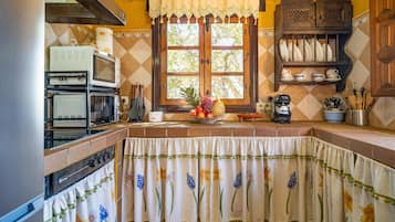 Frigorífico, horno, placa de cocina y cafetera o tetera