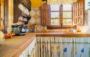 Fridge, oven, stovetop, coffee/tea maker
