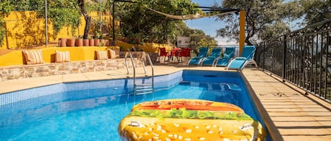 Piscine extérieure, chaises longues