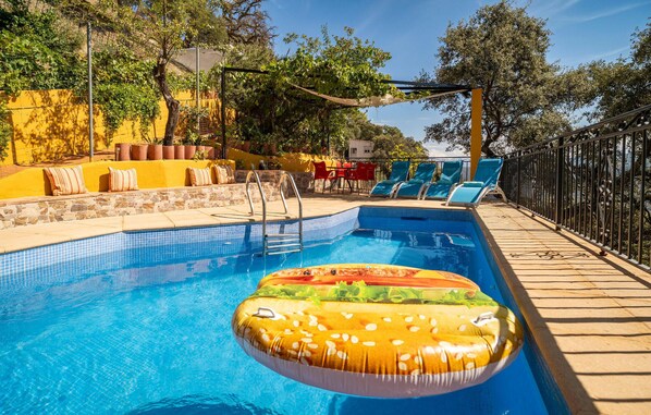 Piscine extérieure, chaises longues