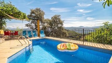 Piscine extérieure, chaises longues