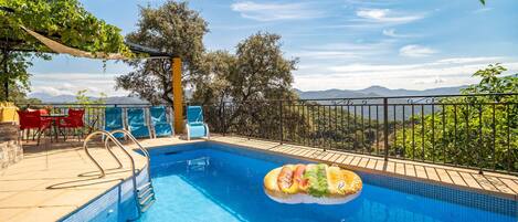 Piscina all'aperto, lettini