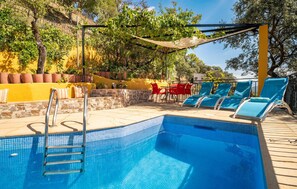 Piscine extérieure, chaises longues
