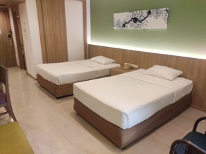 Deluxe Double or Twin Room | In-room safe, desk, blackout drapes, free WiFi - Hotel Stern Pattaya (Pattaya)