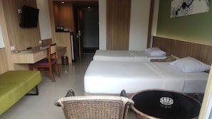 A hotel room with two beds, a small desk, a chair, and a trash bin. - Hotel Stern Pattaya (Pattaya)