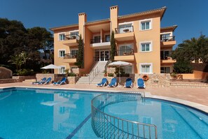 Pool - Apt. MANZANO, A/C, communal pool, terrace, near the beach, 300 m, WIFI (Cala Sant Vicenç)