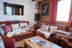 Een smart-tv, een open haard en een stereo