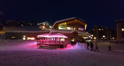 Chalet skis aux pieds pour 11 personnes avec forfaits de ski à prix réduits!