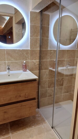 Ensemble douche/baignoire, sèche-cheveux, serviettes fournies