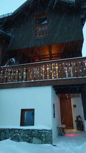 Exterior detail - Ski out the door! heart of village, easy to get to ski school smart TV's & wifi (La Plagne Tarentaise)