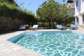 Piscine extérieure, chaises longues
