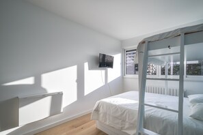Iron/ironing board, free WiFi, bed sheets