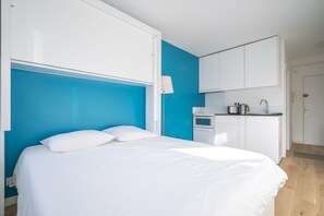 Iron/ironing board, free WiFi, bed sheets