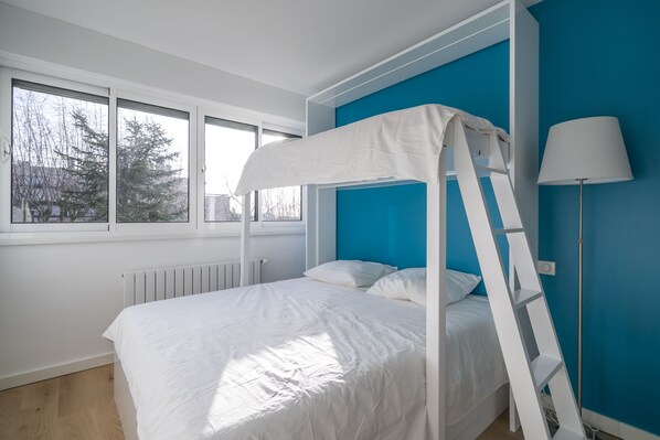 Iron/ironing board, free WiFi, bed sheets