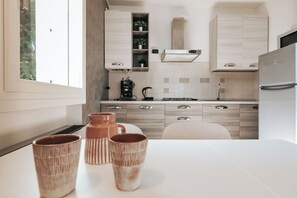 Kühlschrank, Mikrowelle, Herdplatte, Wasserkocher mit Kaffee-/Teezubehör