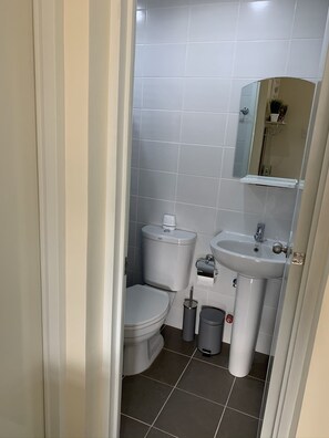 Suihku, hiustenkuivaaja, pyyhkeet, saippua