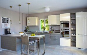 Fridge, stovetop, dishwasher, coffee/tea maker - Nice home in Postira with WiFi (Postira)